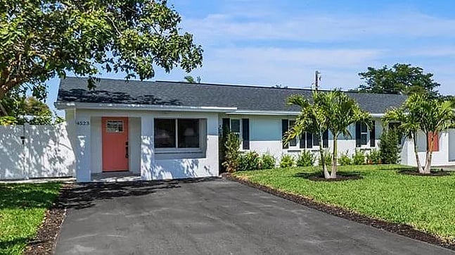 This comfortable long-term rental in Naples is a vacation rental dream! Designed for extended stays, it is a cozy retreat for snowbirds, medical professionals, and digital nomads. 