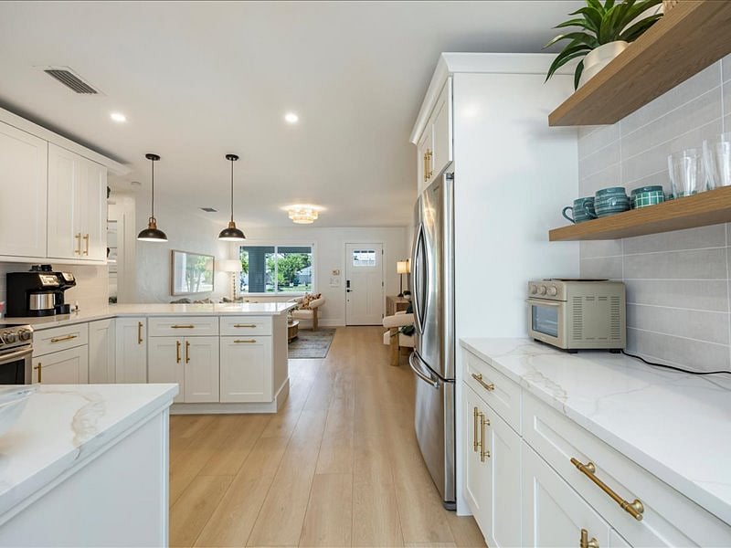 Bright, cheery extended-stay rental in Naples is the perfect Snowbird rental. Featuring a large kitchen with coffee bar