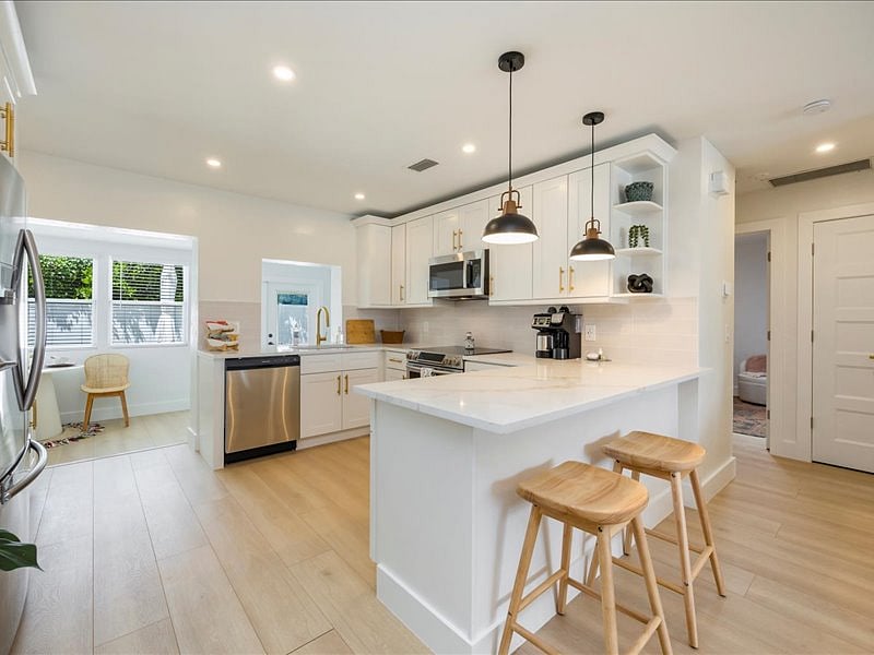 Naples extended stay with full kitchen includes a full size fridge, fully equipped kitchen & coffee bar and more - ideal for extended stays