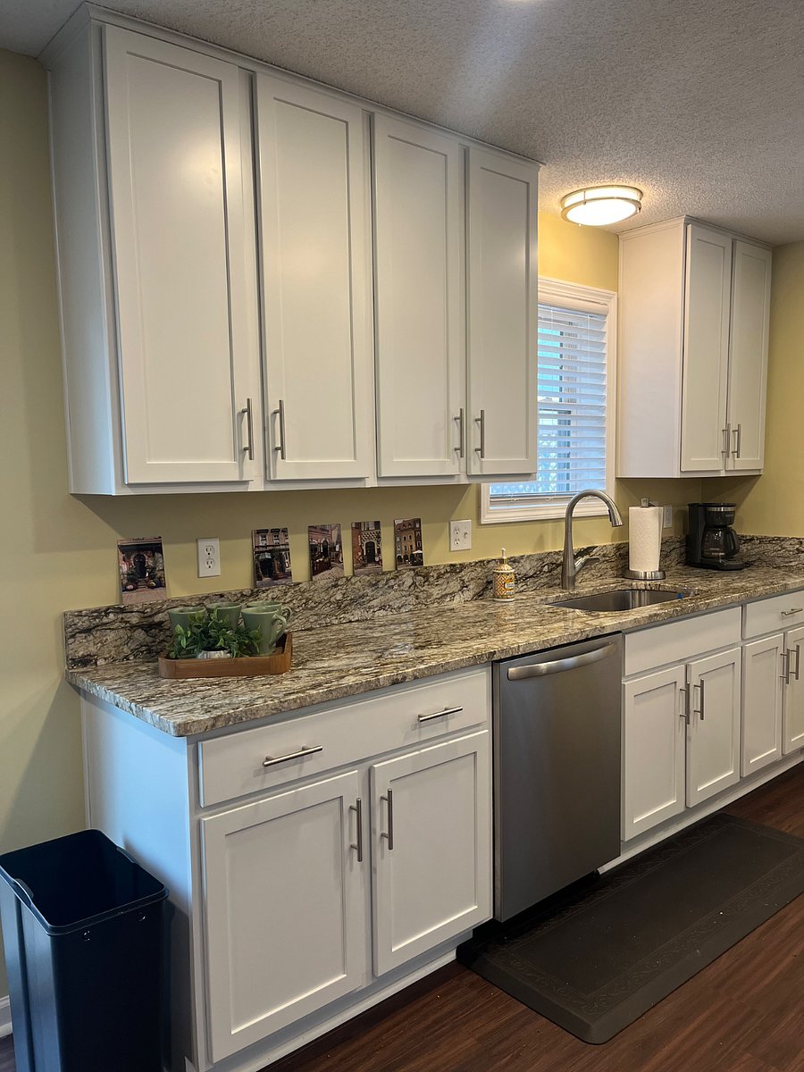 Full size kitchen with granite counters.
Dishwasher.