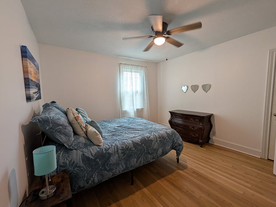 Second bedroom.