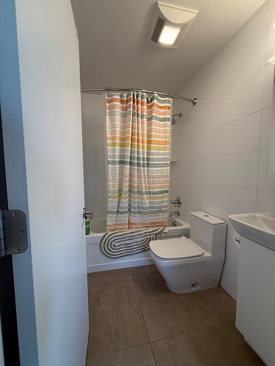 En-suite bath #2