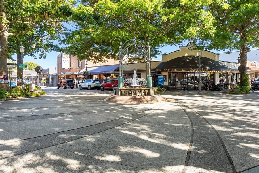 Downtown Edmonds - 5 minute walk