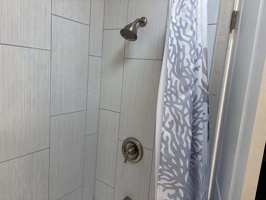 Tile tub/shower combo with towels