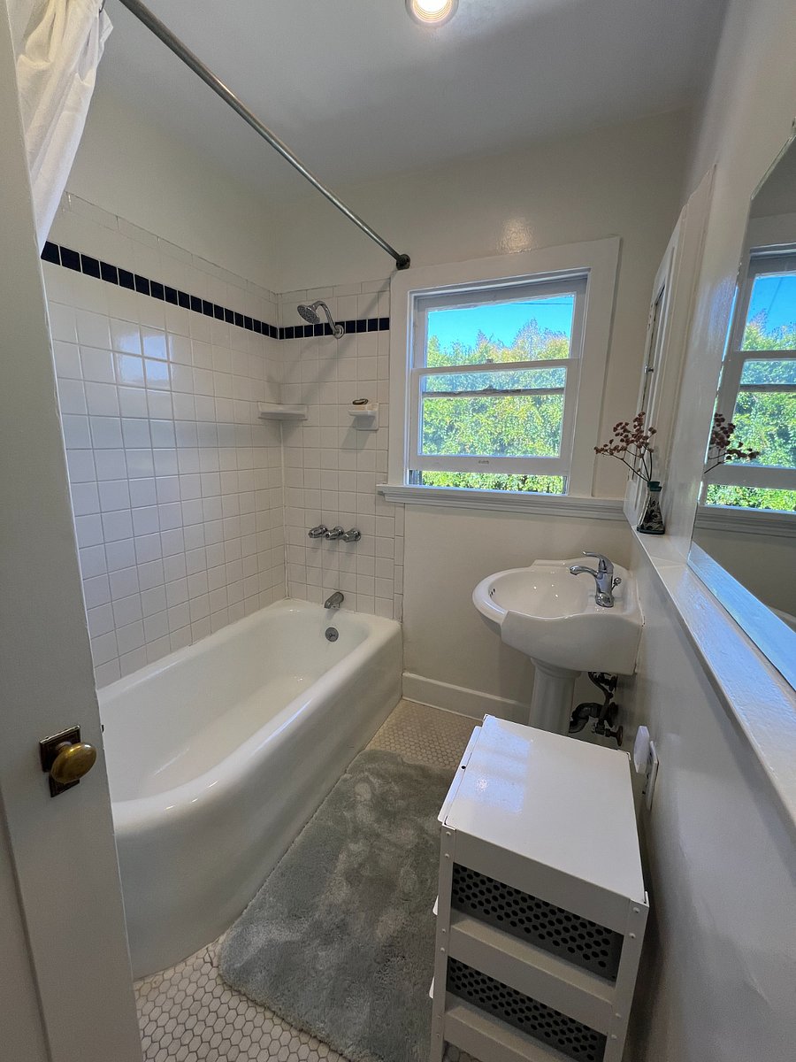 Bright and airy bathroom 