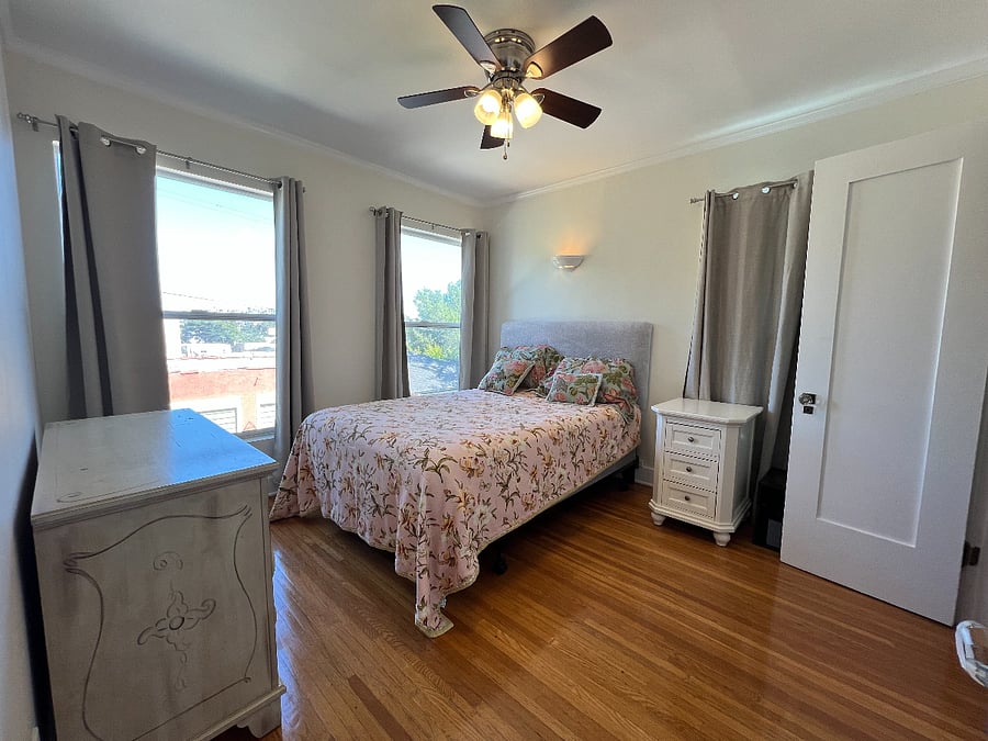 Queen bed overlooking backyard
