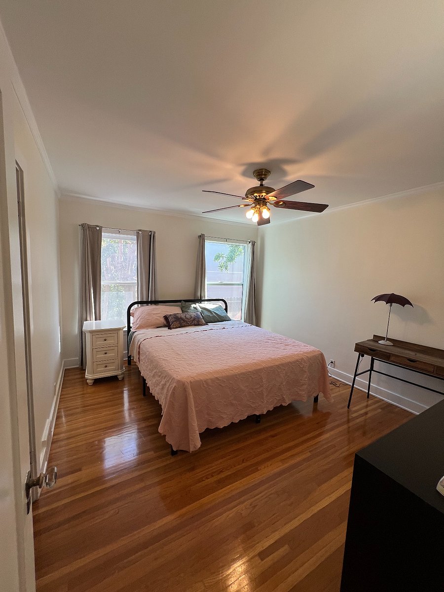 King bed bedroom 