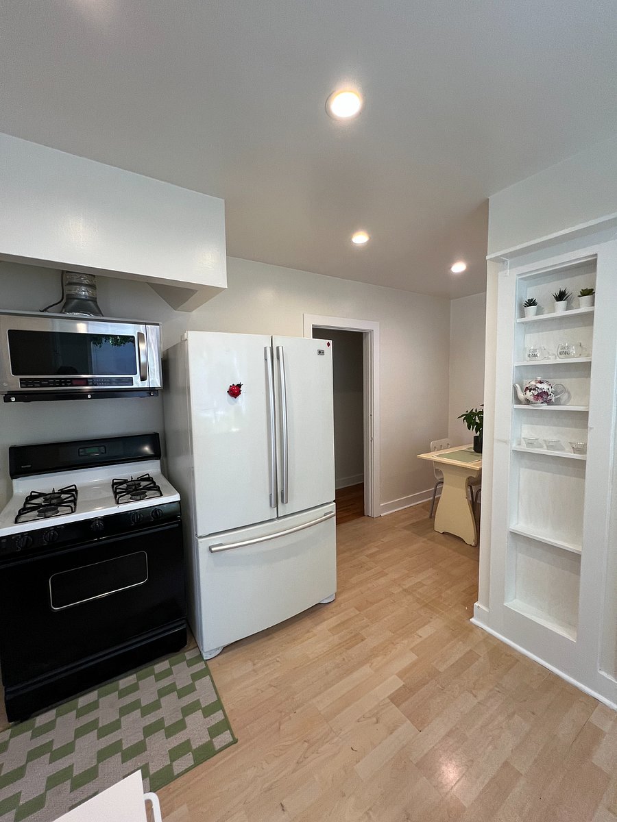 Kitchen with banquette area 