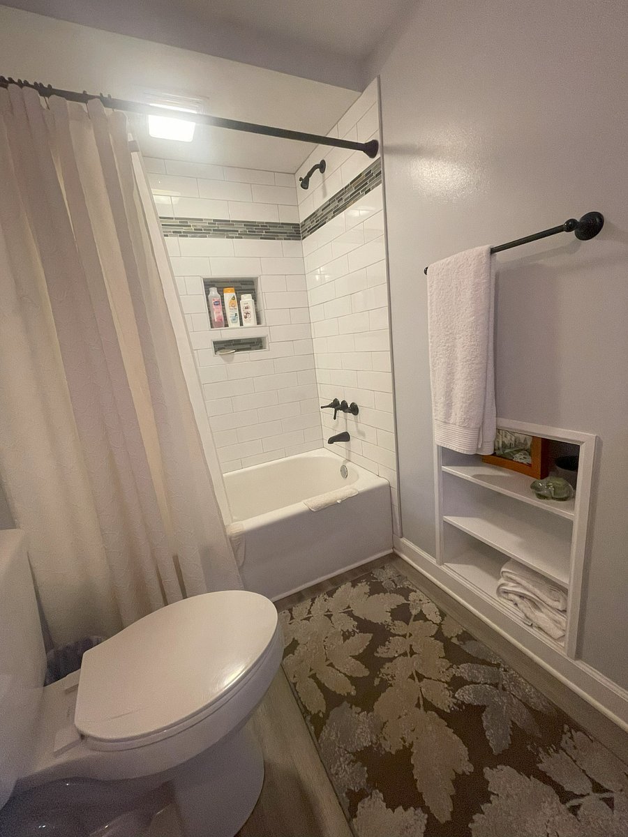 Updated Full Bathroom w Storage Cubby