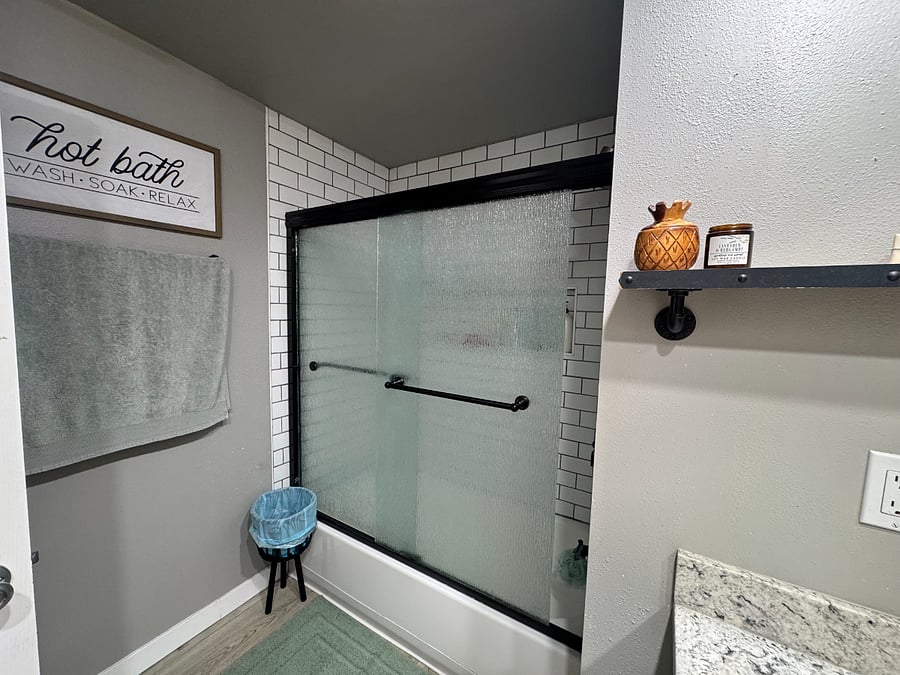 Large bathroom counter with plenty of shared drawer storage space. Shower/tub combo.