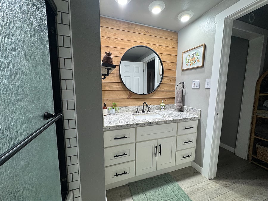 Large bathroom counter with plenty of shared drawer storage space. Shower/tub combo.