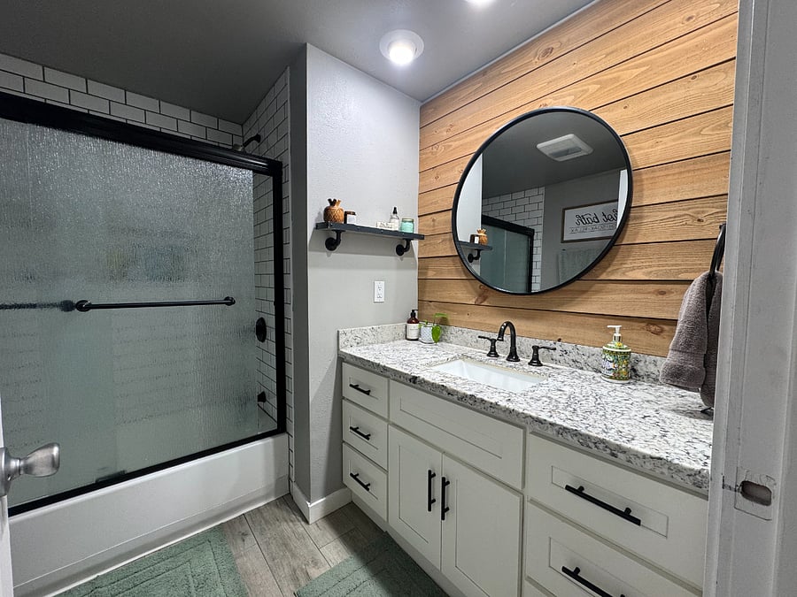 Large bathroom counter with plenty of shared drawer storage space. Shower/tub combo.