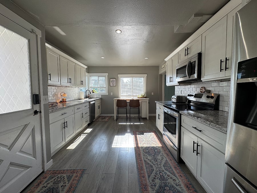 Spacious kitchen fully stocked with kitchen gadgets & essentials.