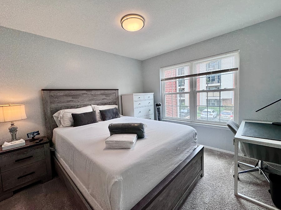 Queen size bed. Unpack in the dresser or the walk in closet.