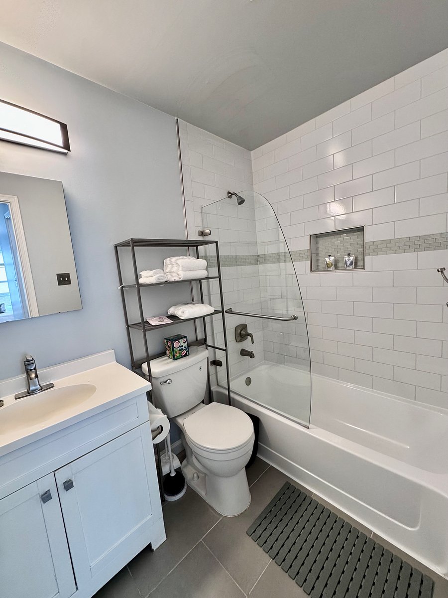 Bathroom with shower/tub combo.