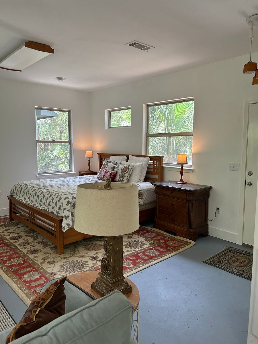 King Bed, fine linens
