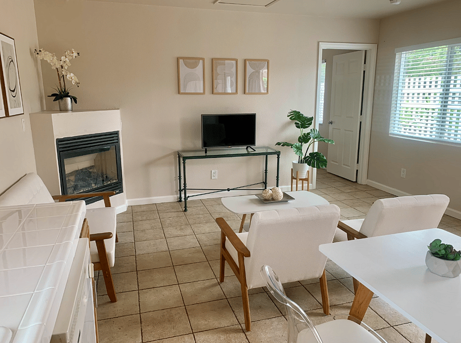 Modern and functional fireplace & TV
