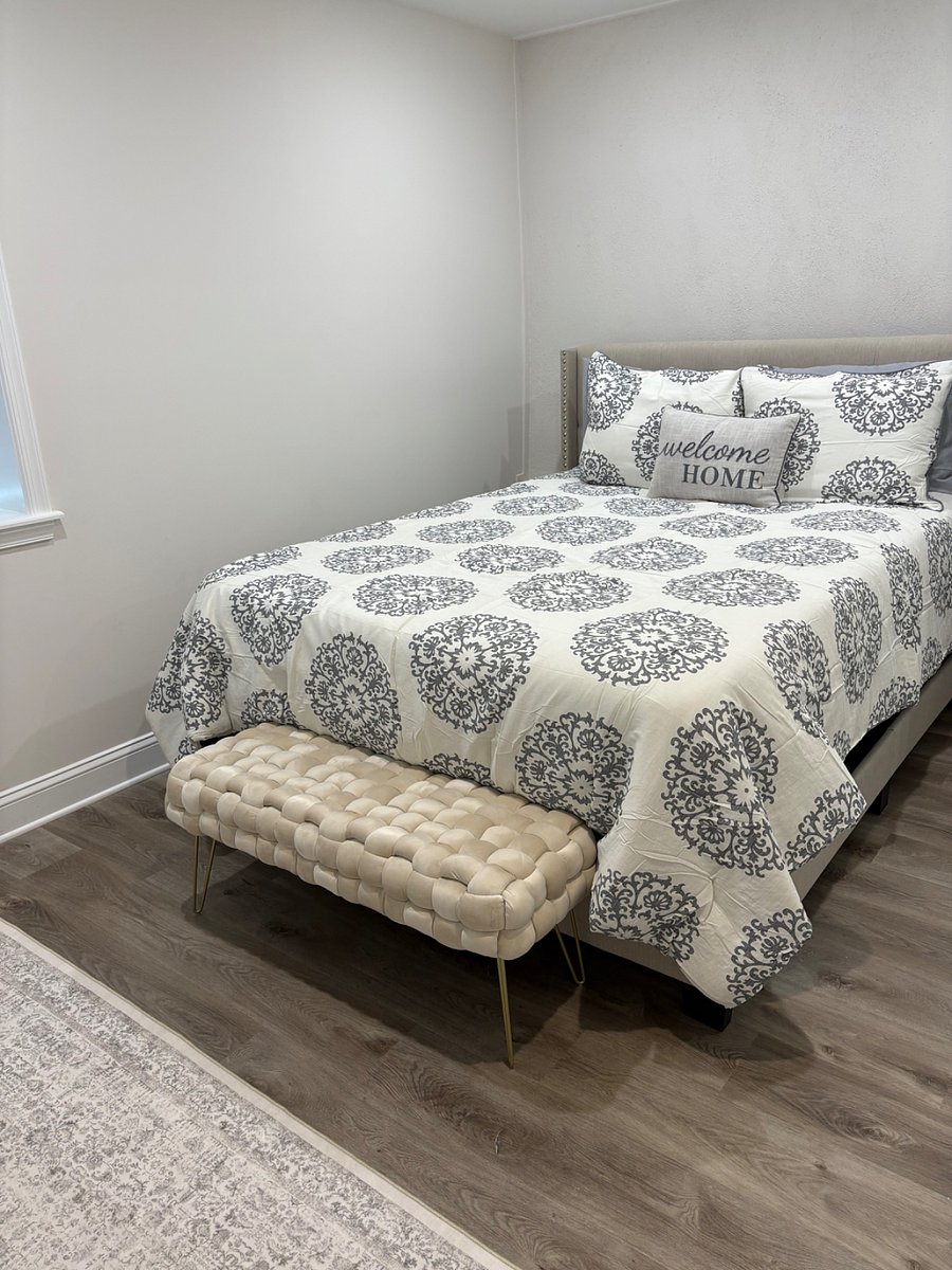 !st Bedroom with Queen Bed