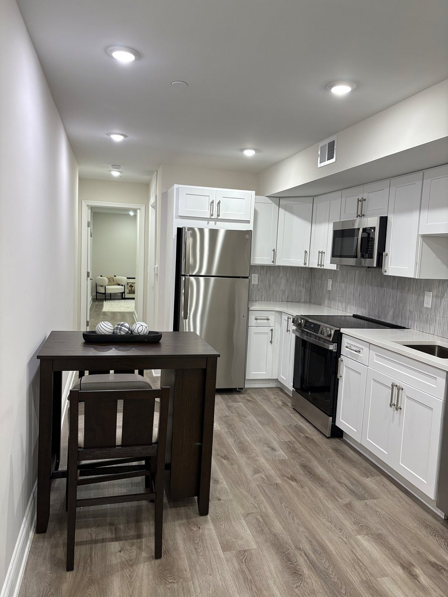 Full kitchen with eat-in table