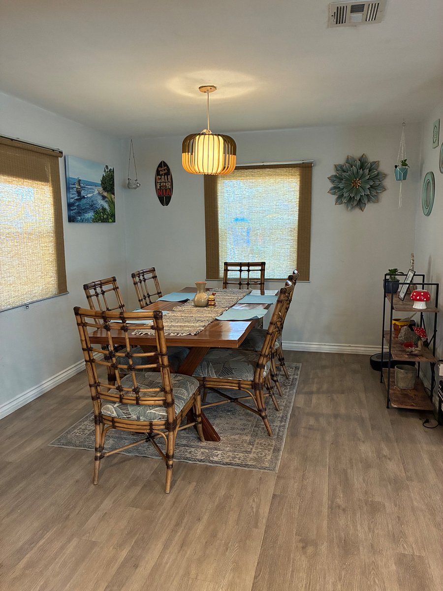 Dining area seat 6.