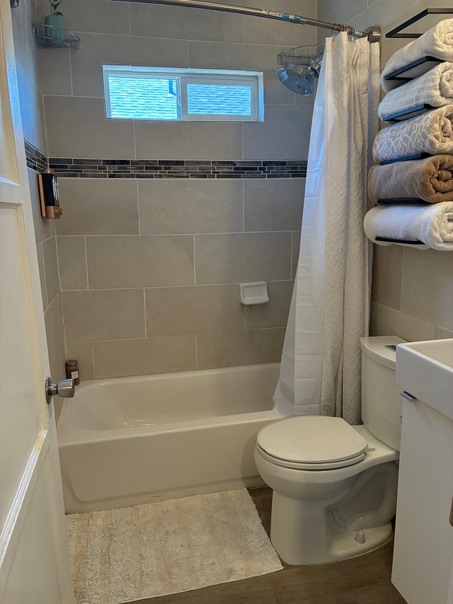 2nd bathroom is equipped with a bathtub and bath salts to enjoy. 