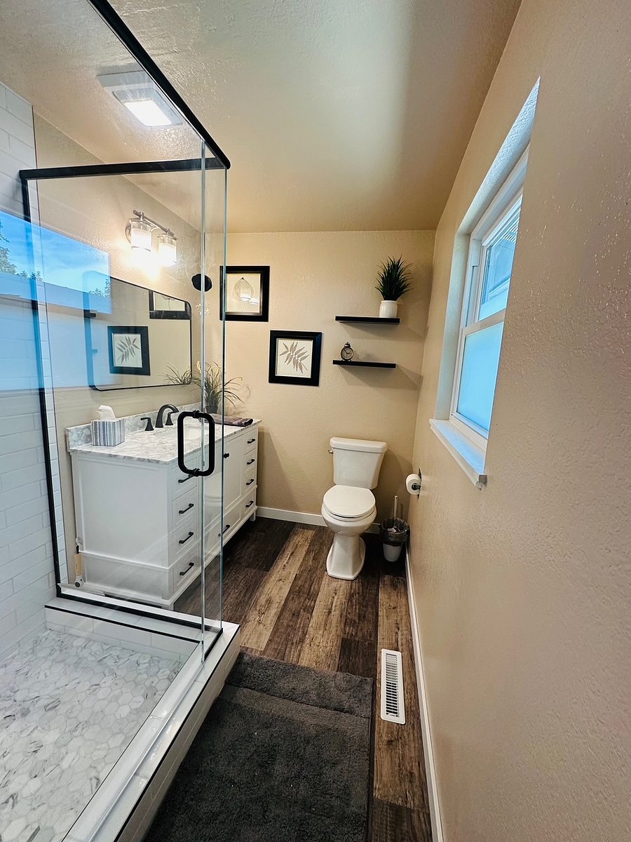 Bathroom off Main bedroom with frosted window