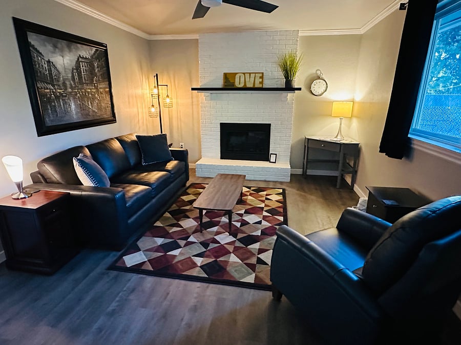 Relaxing sitting room with Leather Couch and Leather recliner chair