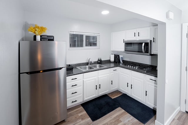 Full kitchen to include all appliances, cookware and utensils 