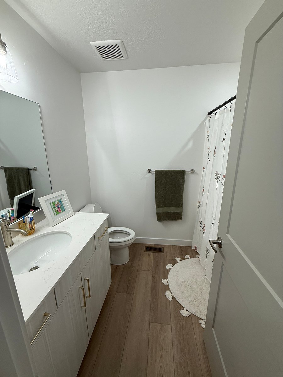 Upstairs 2nd full bathroom with tub