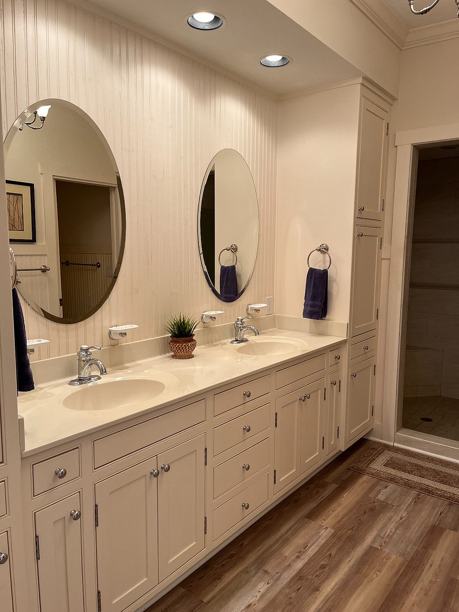 Double Sinks. Cabinets and drawers. 