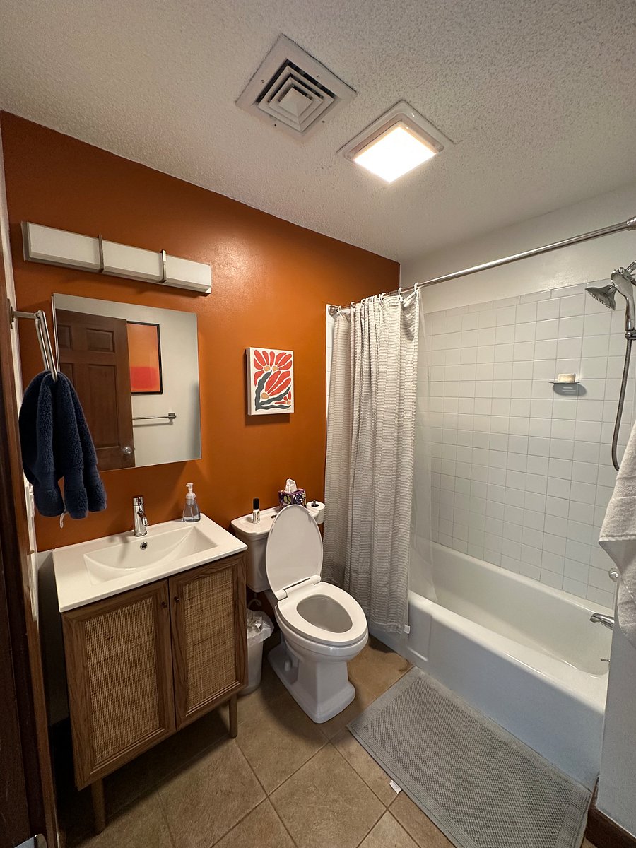 Upstairs full bathroom