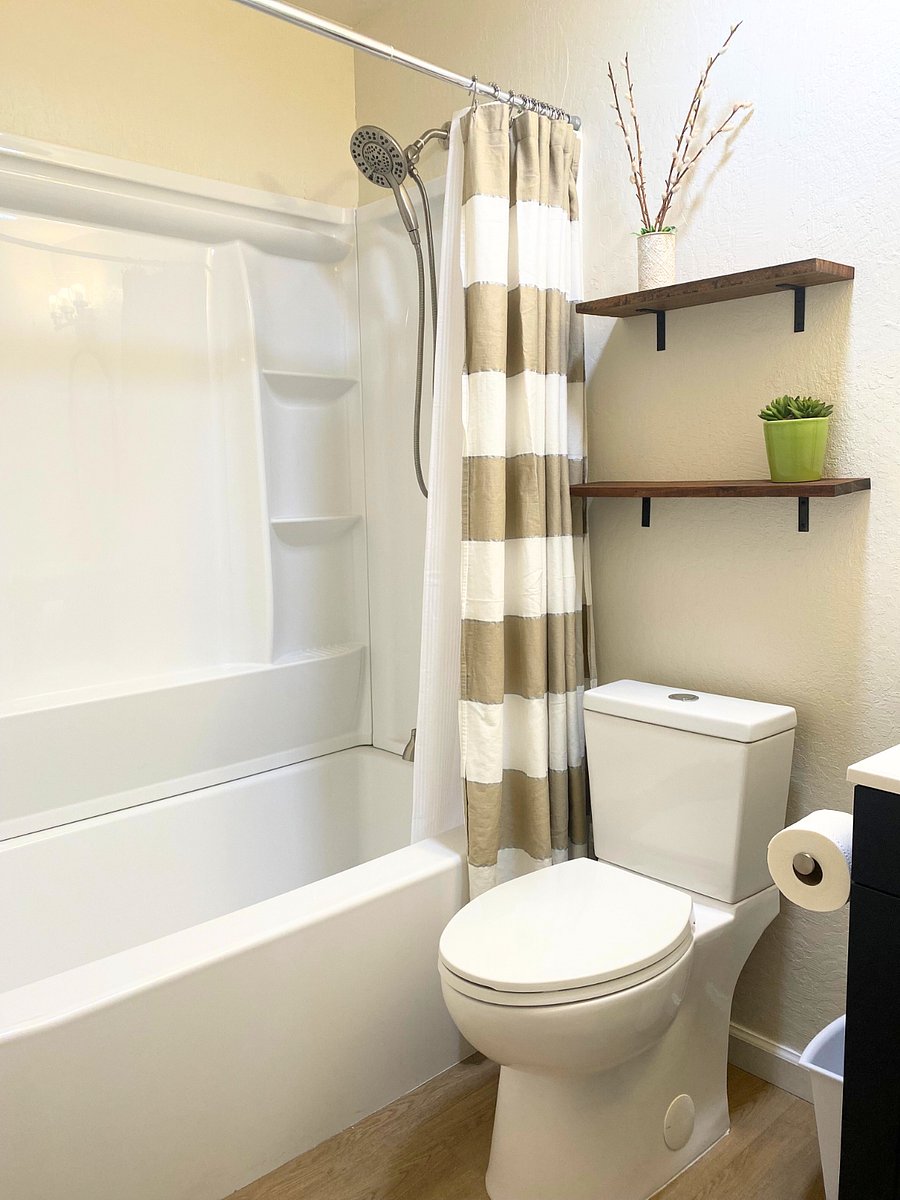 Hallway bathroom
***Additional photos are on the way! We're currently in the process of furnishing the space, so stay tuned! :)