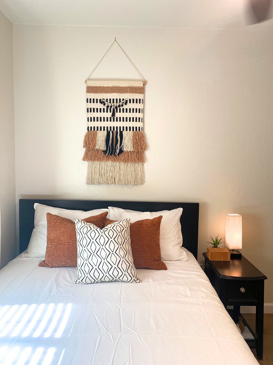Bedroom 3: Bed & nightstand
***Additional photos are on the way! We're currently in the process of furnishing the space, so stay tuned! :)