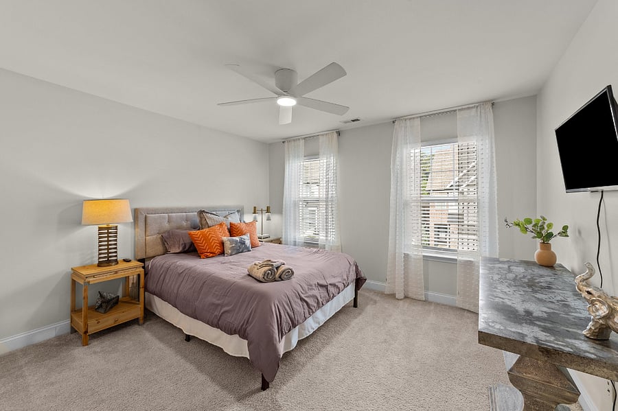 Bedroom 4 - Queen bed, walk-in closet
