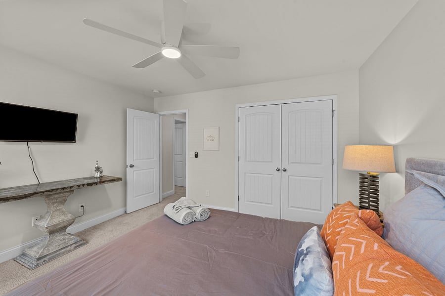 Bedroom 4 - Queen bed, walk-in closet