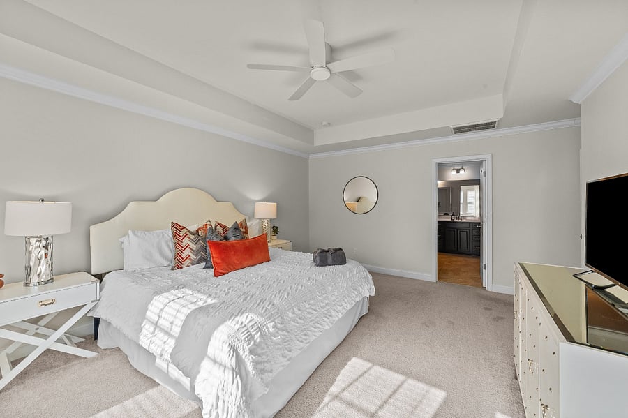 Primary bedroom - King bed, En suite bathroom