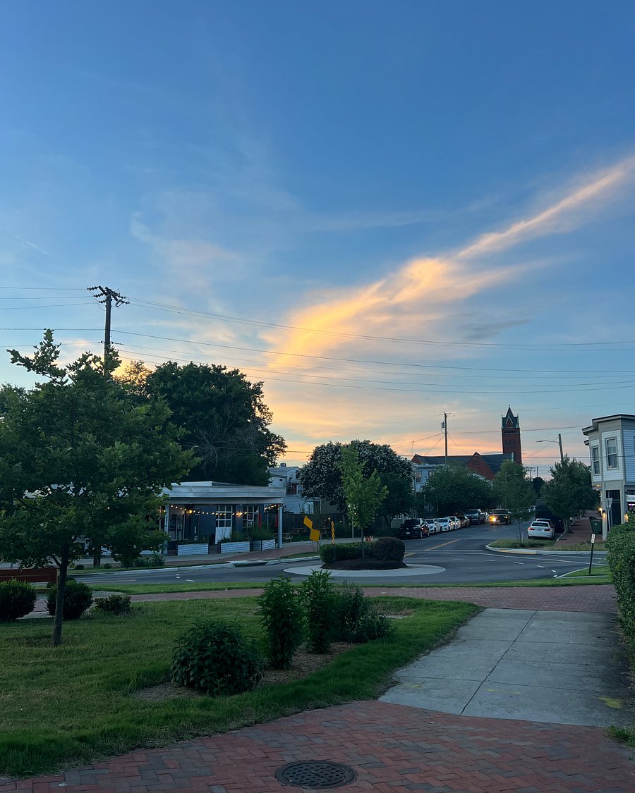 Many great shops and restaurants are within 10 minutes walking