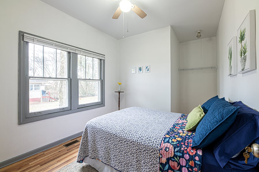 Side bedroom 