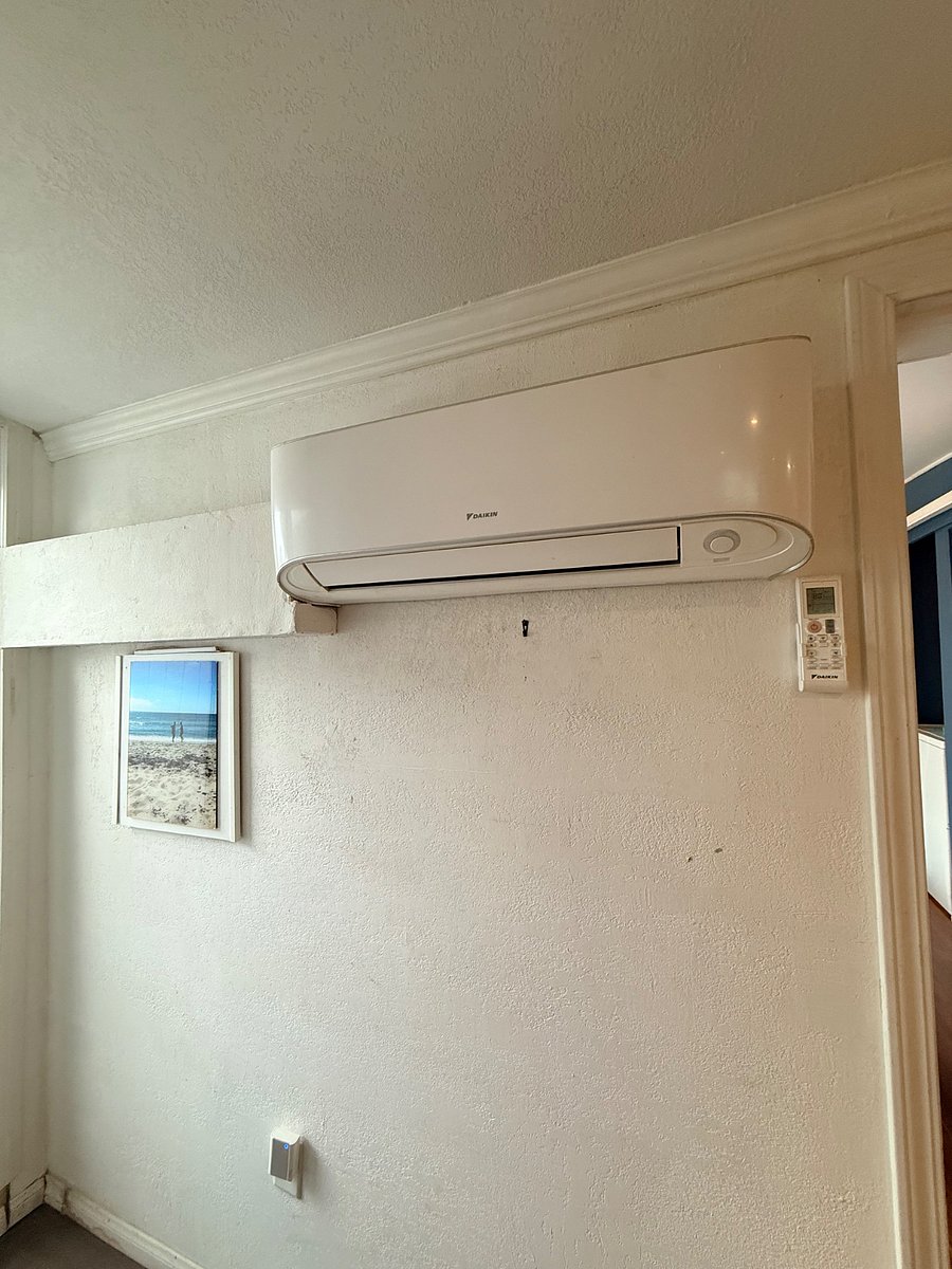 Air conditioning and heating unit 