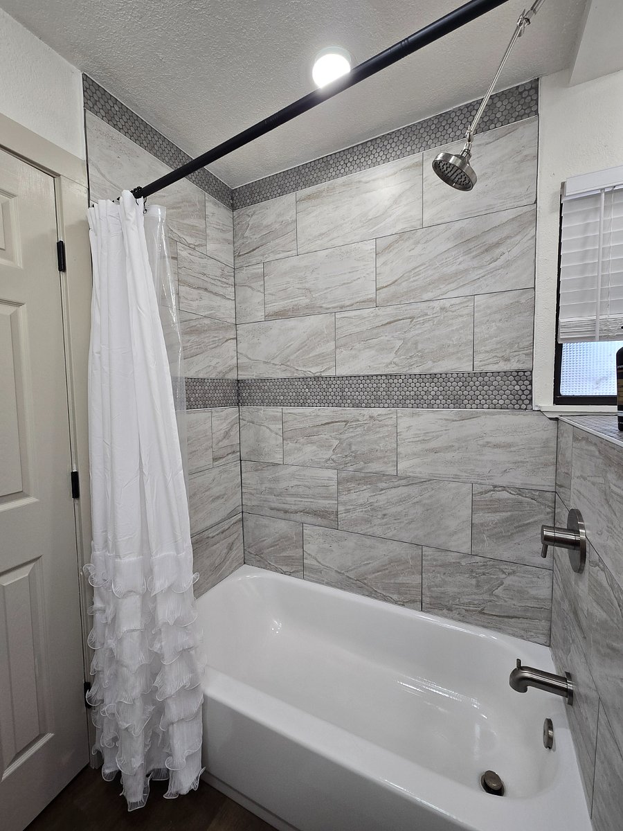 Main bathroom rub and shower