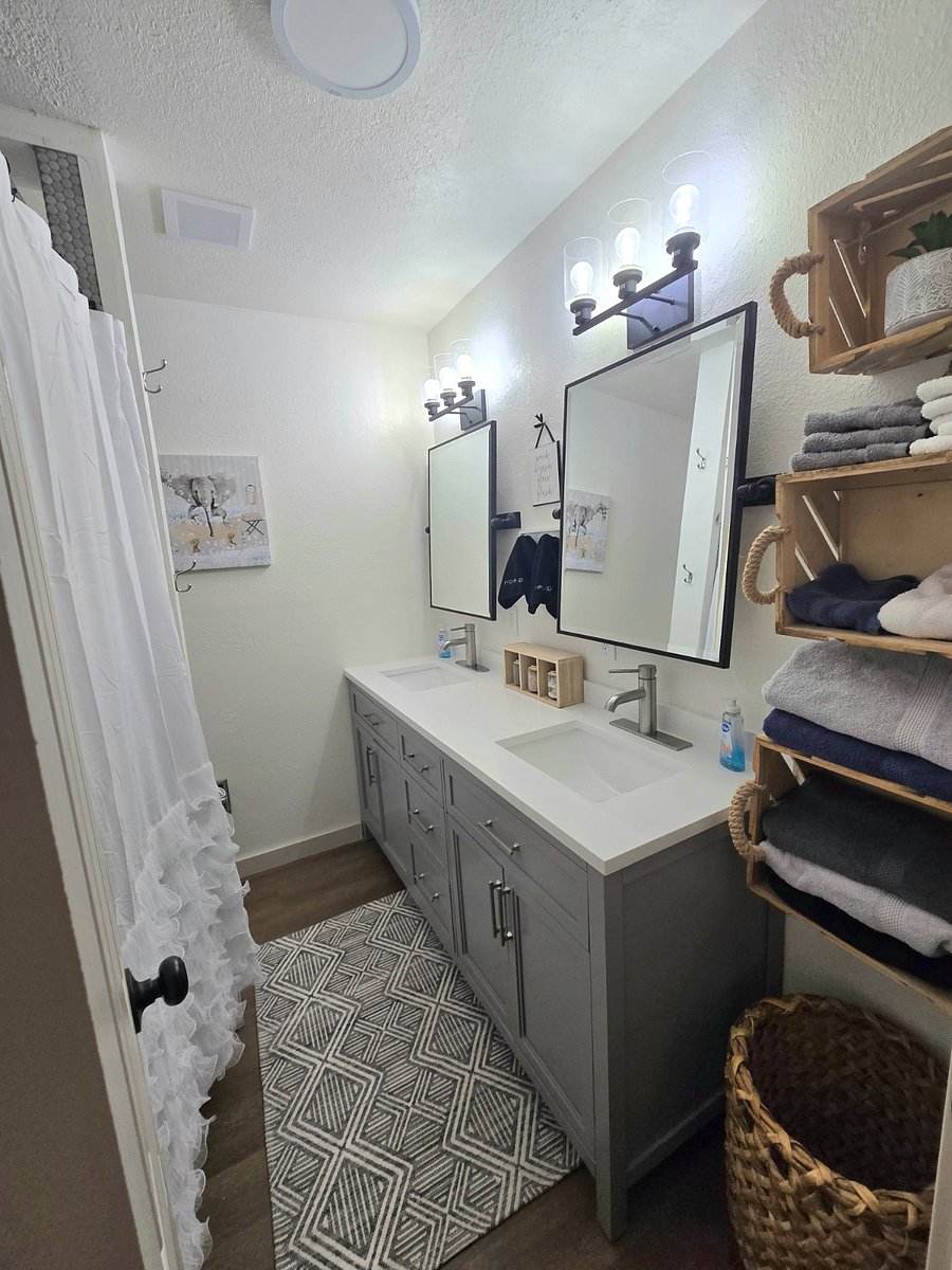 Main bathroom