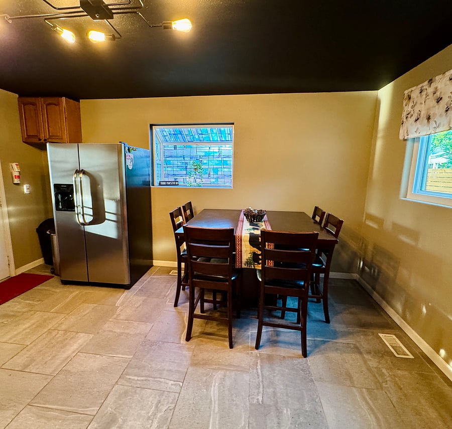 Garden window and dining table with room for 6
