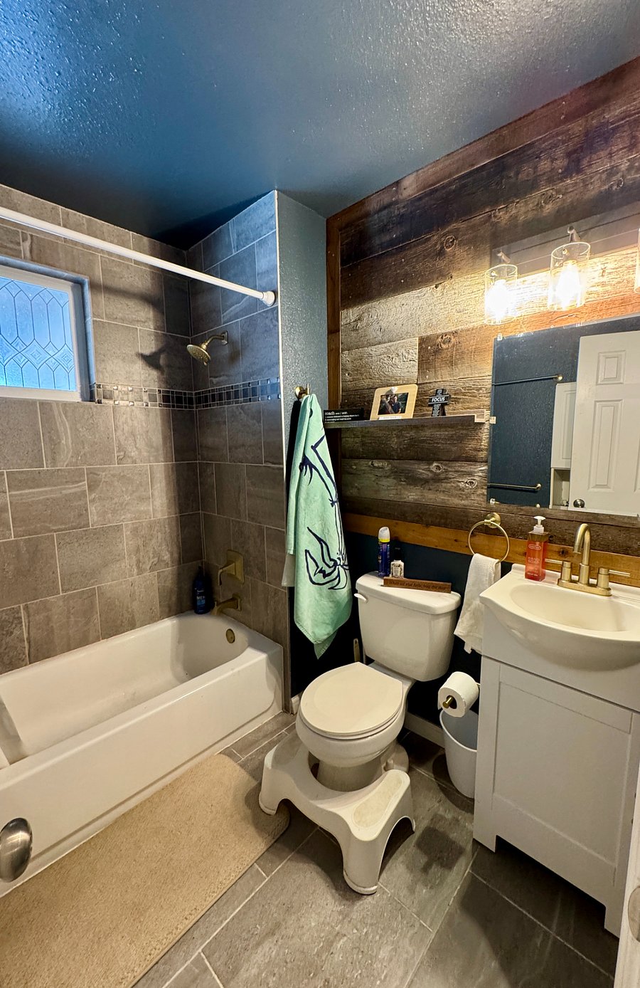 Full tile shower with bath tub