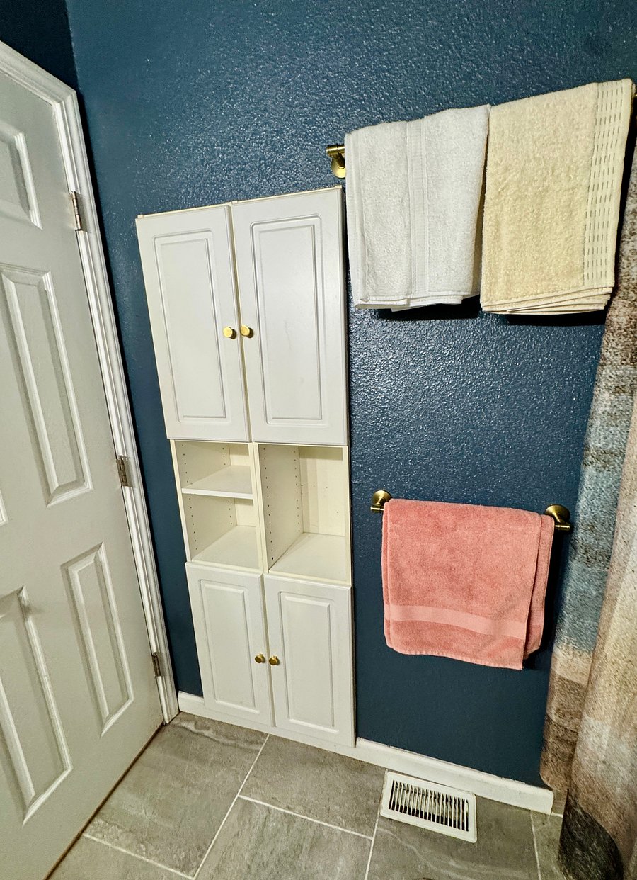 Built in bathroom storage and double towel rack