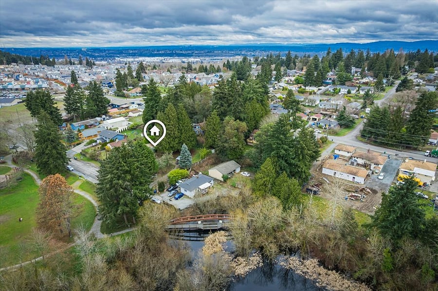 Mature trees and established feel to neighborhood, six houses on this street all long term homeowners and friendly 