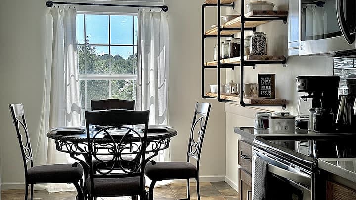 Eat-in Kitchen
