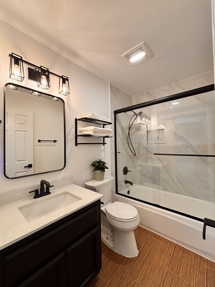 Second Bathroom at Hallway