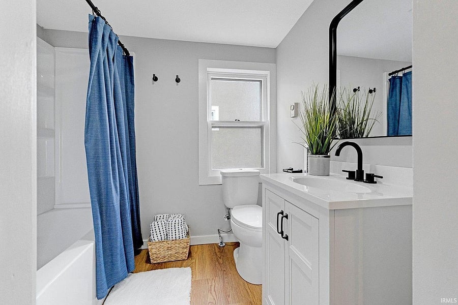 1st Floor Bathroom. Towels provided