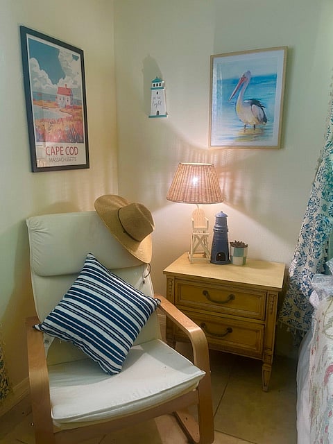 Decorated in a seashore, Eastern Seaboard vibe, you'll feel like you're on holiday in an B&B. You are welcome to use the straw hat on walks, or hikes.