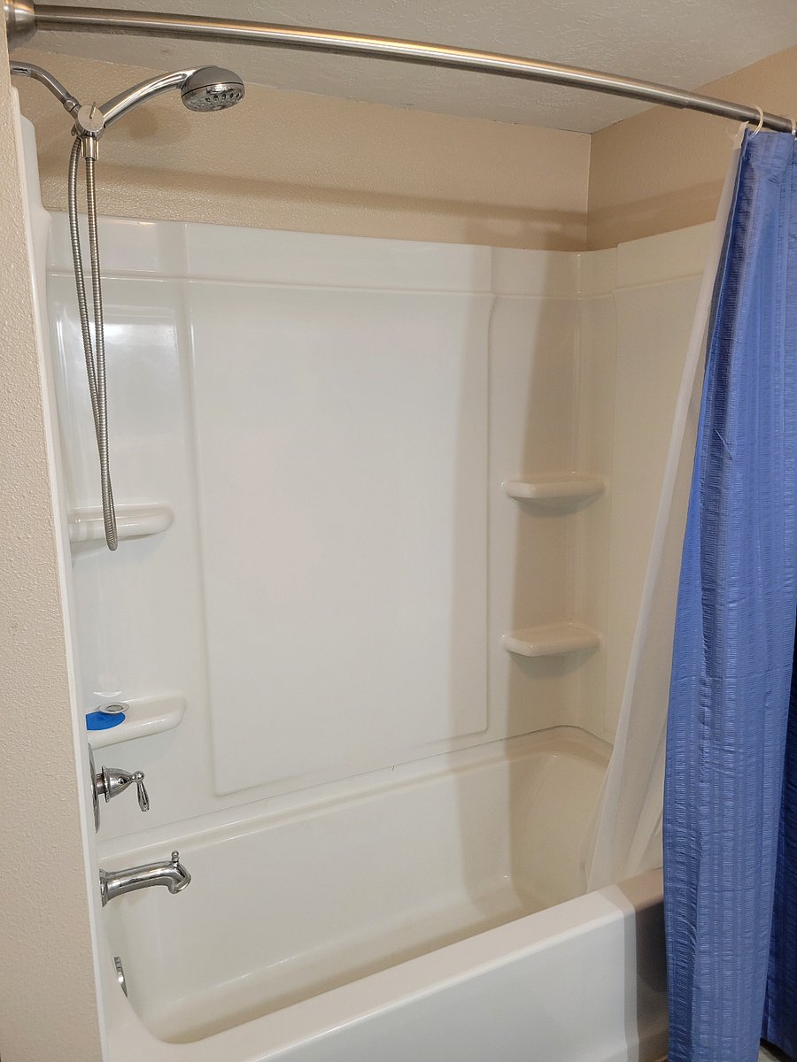 Full bathtub/shower